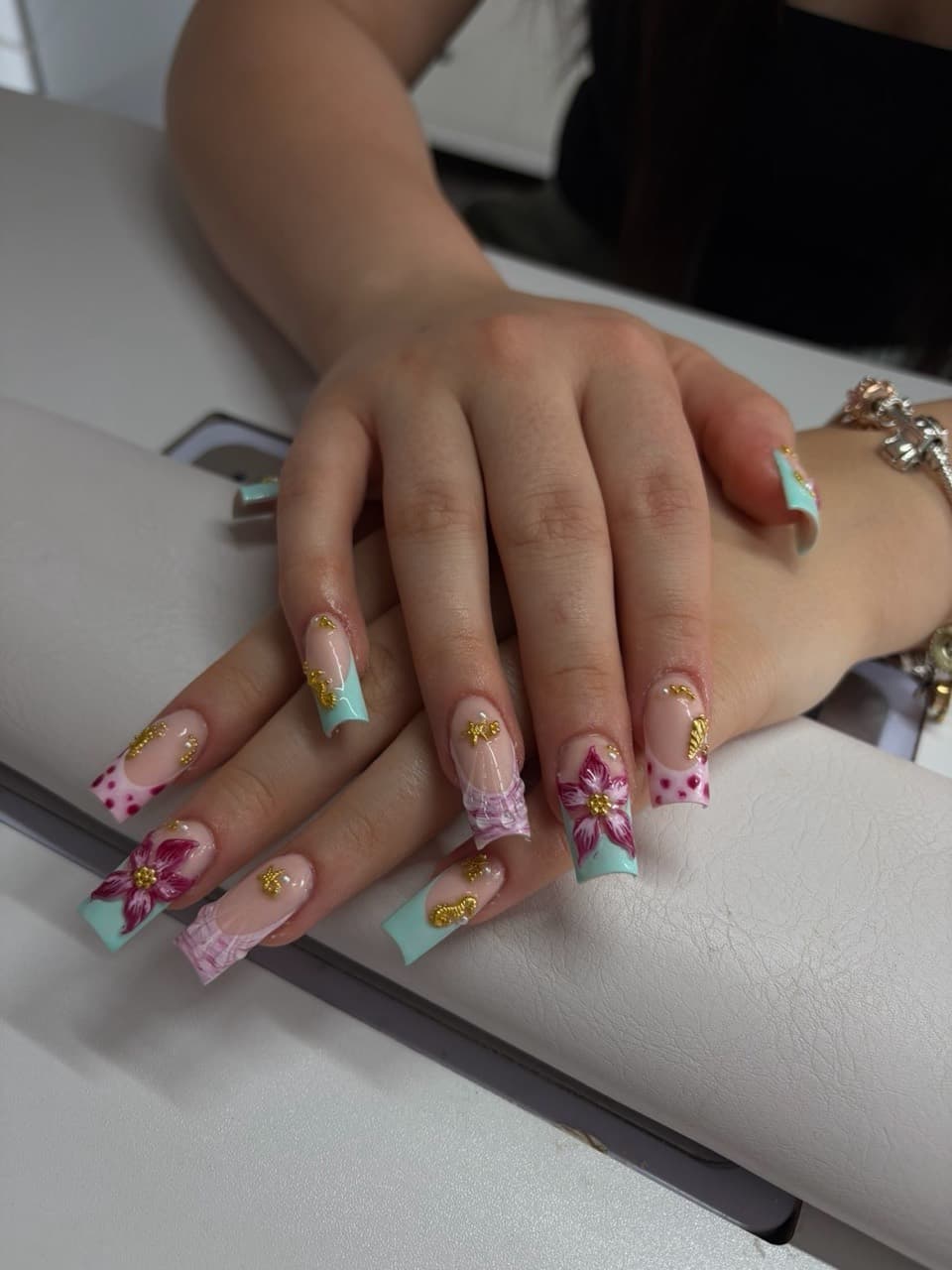 Mintfarbene und rosafarbene Nail Art mit Blüten