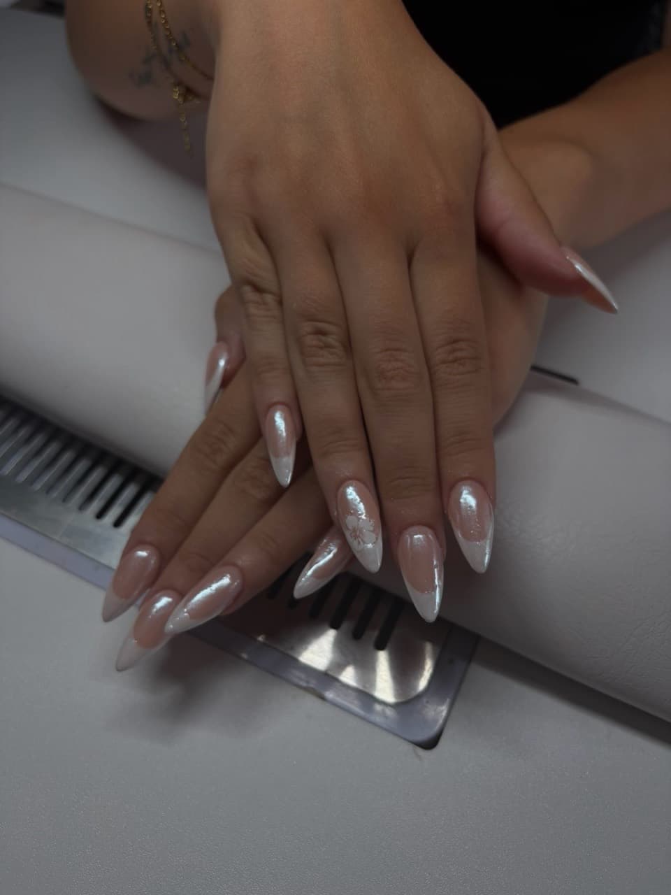 Perlmutt French Nails in Mandelform
