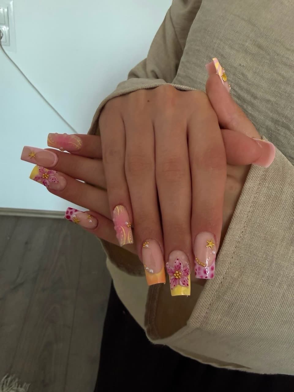 Sommerliche Nail Art in Pink, Orange und Gelb