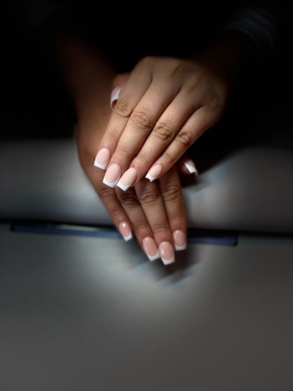 Kurze French Nails bei dramatischem Studiolicht